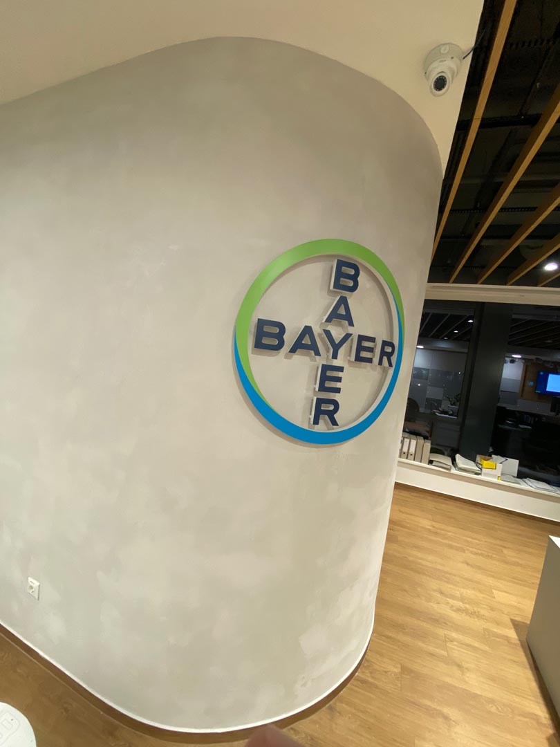 Bayer logo oldalrol